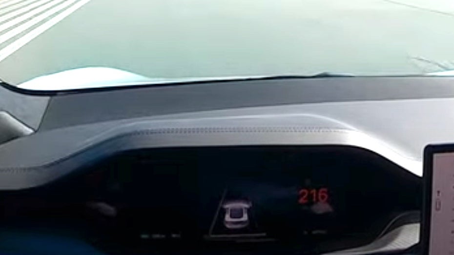 Tesla Model S Plaid schafft 216 Meilen pro Stunde (348 km/h). (Screenshot: Youtube/t3n) Tesla Model S Plaid rast mit 350 Sachen über Flughafen-Piste und bricht Rekord