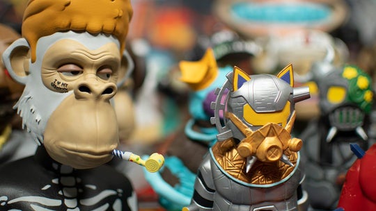NFT-Hype: Run auf Bored-Apes-Figuren. (Bild: ISM-Toys) NFT in real: Teenie verdient mit dem Verkauf von Bored-Apes-Puppen 700.000 Dollar