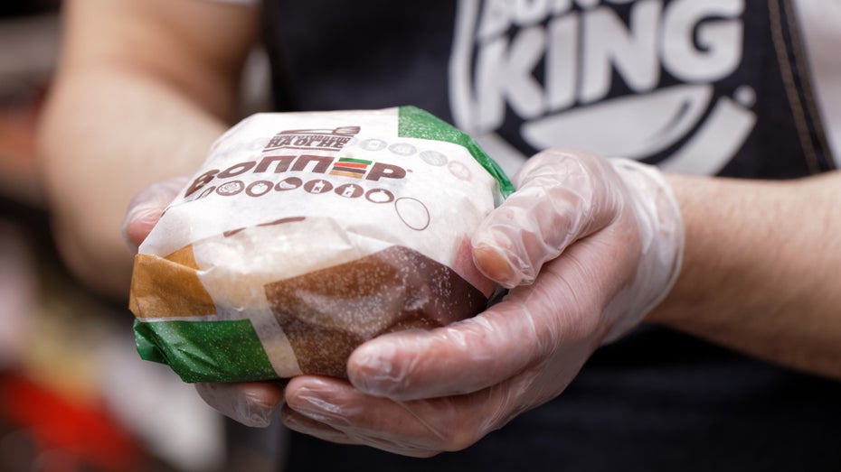 Nach 27 Jahren: Burger-Brater kriegt trostloses Geschenk – Netz sammelt 250.000 US-Dollar! Nach 27 Jahren: Burger-Brater kriegt trostloses Geschenk – Netz sammelt 250.000 US-Dollar!