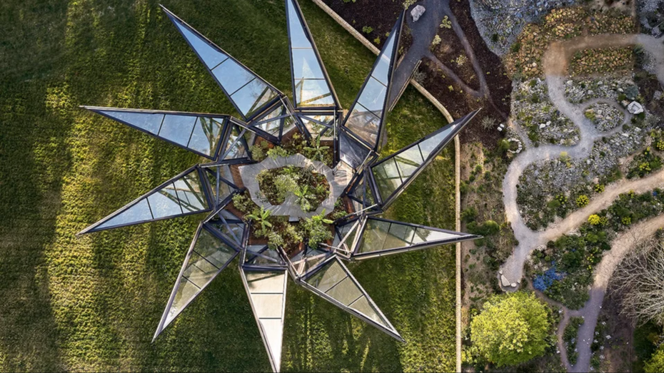 Gewächshaus öffnet sich bei warmem Wetter. (Bild: Hufton + Crow) Kinetisches Gewächshaus entfaltet sich bei Sonnenschein wie eine Blume