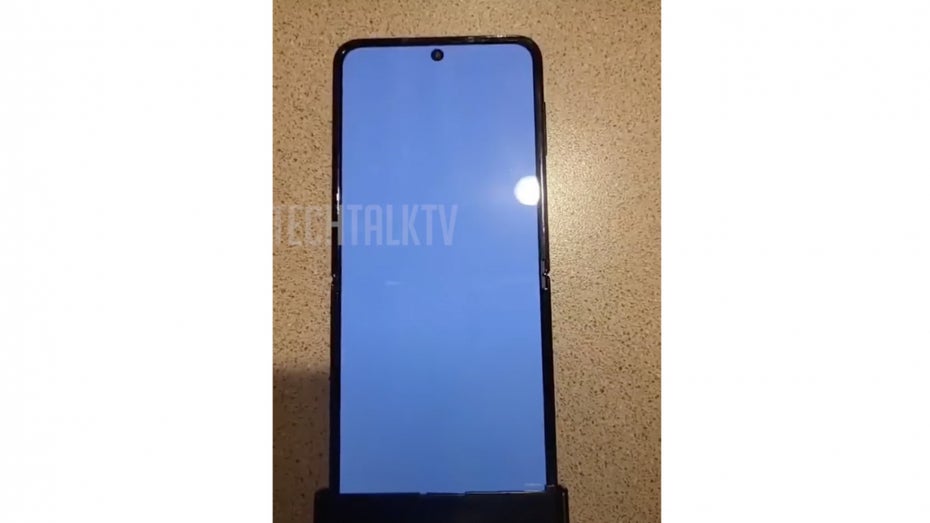 Faltphone Samsung Galaxy Z Flip 4 zeigt sich in Leak mit weniger auffälligem Knick