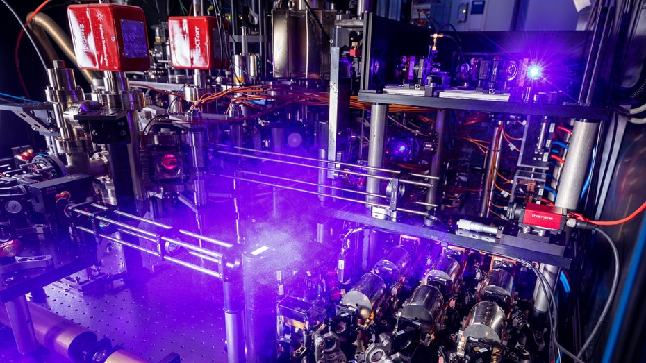 Der Quantencomputer von Planqc setzt auf Atome und Laserstrahlen. (Bild: Axel Griesch, Max-Planck-Institut für Quantenoptik) „1 Million Mal kälter als der Weltraum“ – Quantencomputer-Startup aus Bayern sammelt 4,6 Millionen ein