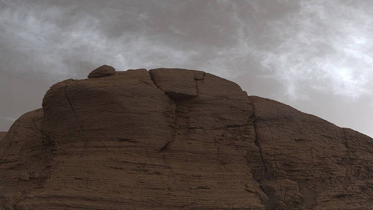 2021 nahm der Nasa-Mars-Rover Curiosity die Wolken kurz nach Sonnenuntergang auf. Für diese Bild wurden 21 Einzelbilder zusammengefügt und farbkorrigiert – damit ist die Darstellung so, wie die Szene ein menschliches Auge sehen würde. (Foto: NASA/JPL-Caltech/MSSS) Galaktisches Bilderrätsel der Nasa: Jede:r kann bei der Mars-Forschung helfen