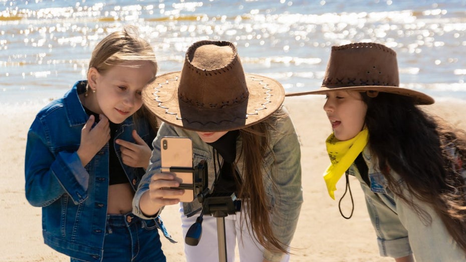 Die Löcher am Strand sollen bis zu zwei Meter tief und drei Meter breit sein. (Bild: Shutterstock / Luiza Kamalova) Riesige Krater am Strand: Tiktok-Trend regt Menschen in Florida auf