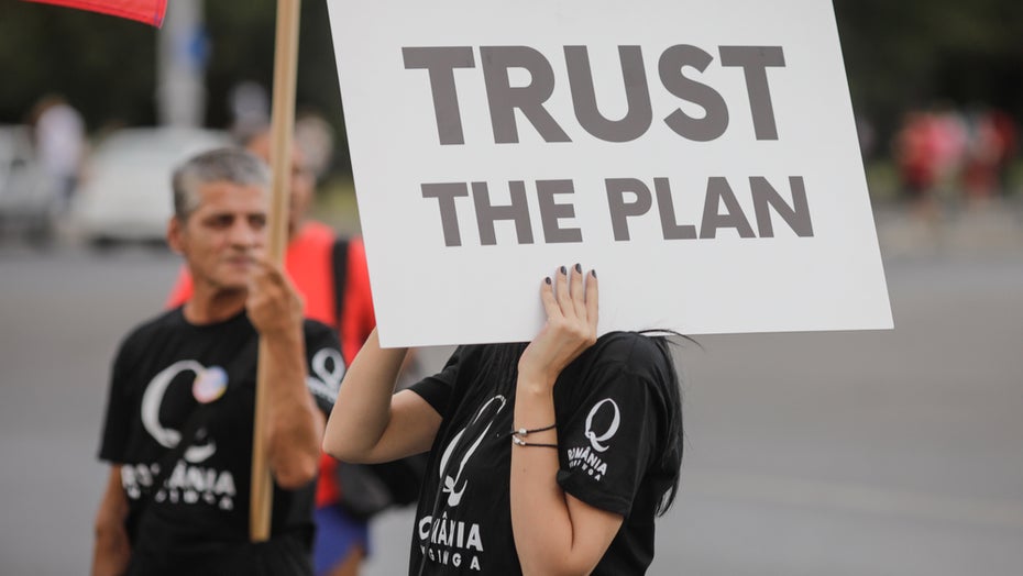 Die QAnon-Bewegung ist anscheinend ein gefundenes Fressen für Kryptobetrüger:innen. (Bild: Shutterstock/Mircea Moira) Die QAnon-Bewegung ist anscheinend ein gefundenes Fressen für Kryptobetrüger:innen. (Bild: Shutterstock/Mircea Moira)