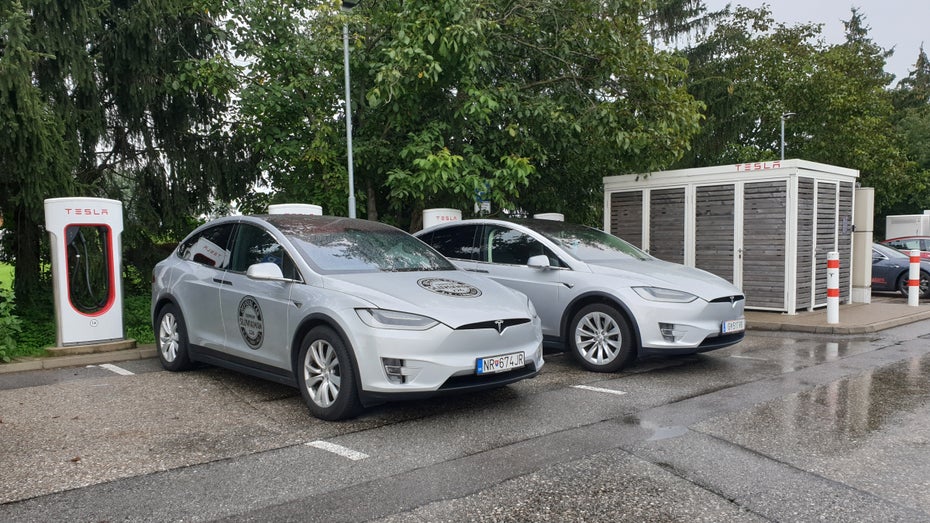 Eine E-Ladesäule von Tesla im bayrischen Passau: Können da auch bald E-Fahrzeuge anderer Hersteller laden? (Foto: RoClickMag / Shutterstock) Supercharger für alle: Tesla bringt Ladeangebot-Ausbau nach Deutschland