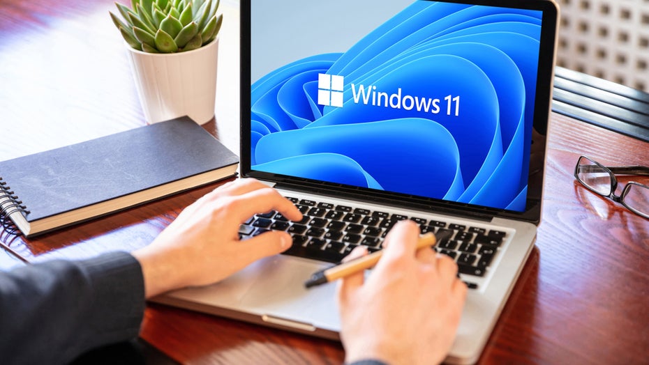 Laptop mit dem Windows-11-Startbildschirm.