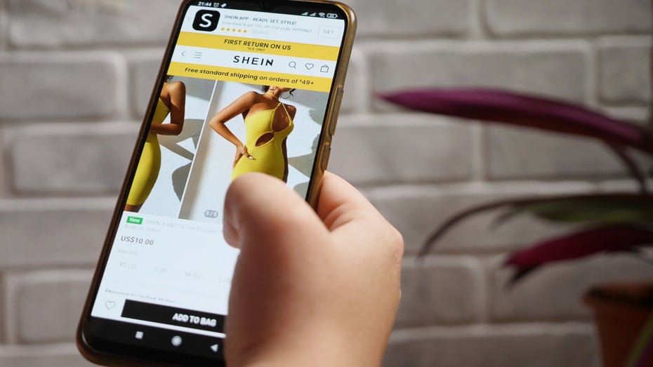 Shein bringt asiatische Sweatshops mit Gen-Z-Konsument:innen zusammen – und hat damit alle überholt. (Foto: Shutterstock / Venn-Photo) Shein oder nicht Shein: Wie der Modekonzern trotz Kritik die Branche dominiert