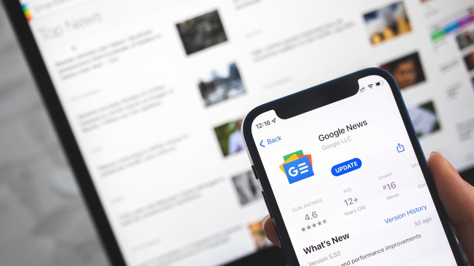 Google News feiert in diesem Jahr 20-jähriges Bestehen –und kündigt in diesem Rahmen einiges an. (Foto: FellowNeko / Shutterstock) Neues Google-News-Design: Lokalnachrichten rücken in den Fokus
