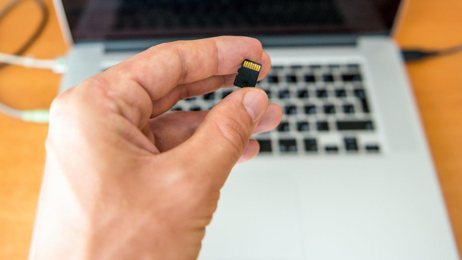 Die neue Speicherkarte ist nur etwas größer als eine Micro-SD. (Foto: Kudriavtcev Mikhail / Shutterstock) Micro-SD auf Steroiden: Speicherkarte im Kleinformat, schnell wie eine SSD