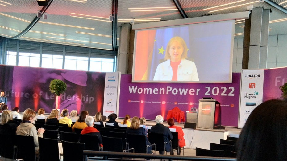 Lisa Paus, Bundesministerin für Familie, Senioren, Frauen und Jugend bei der Eröffnung des Womenpower-Karrierekongresses 2022. (Foto: t3n) Frauen in der Innovation: „Das ist keine Nettigkeit, sondern wirtschaftlicher Faktor!“