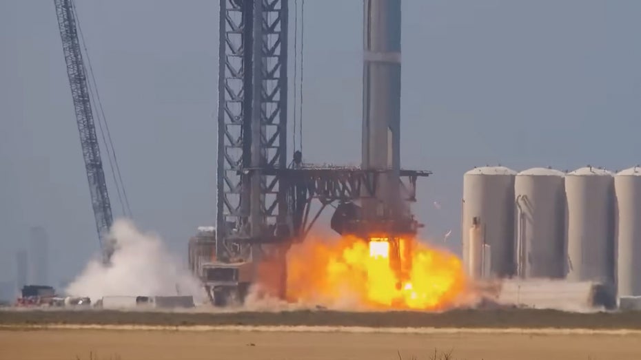 SpaceX' Super-Heavy-Raketenstufe geht in Flammen auf. (Screenshot: Nasa Spaceflight/t3n.de) Explosives Video: Booster von SpaceX-Starship geht beim Start in Flammen auf