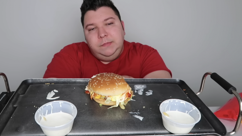 Wo steckt Nikocado Avocado? (Bild: Youtube Screenshot / Nikocado Avocado 3) Was ist mit Mukbanger Nikocado Avocado passiert? Statement von Ehemann wirft weitere Fragen auf