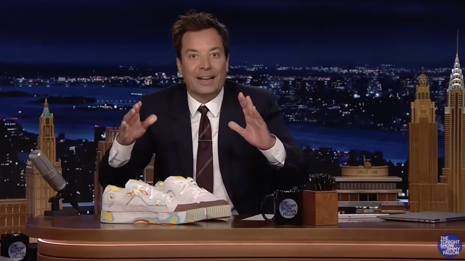 Unboxing: Jimmy Fallon präsentiert in der „Tonight Show“ vom 18. Juli seine neuen Schuhe. (Screenshot: Youtube/„The Tonight Show“ – Jimmy Fallon) Abnutzung erwünscht: Diese Sneaker sollen besser aussehen, umso öfter du sie trägst