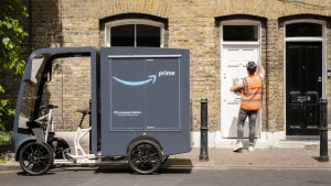 Amazon UK setzt auf elektrische Lastenfahrräder – mit Solarenergie betrieben