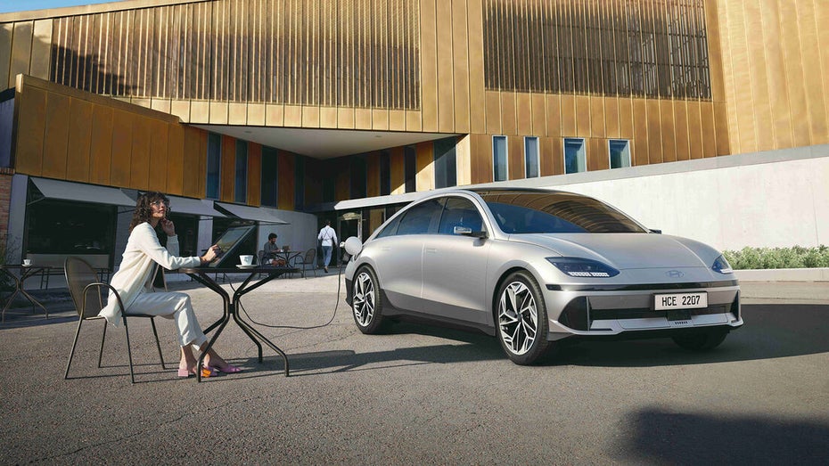 Den Ioniq 6 vermarktet Hyundai als mobiles Büro und Studio. Dabei muss er sich auch als Auto nicht verstecken. (Bild: Hyundai) Ioniq 6: Hyundai setzt bei Weltpremiere auf den Raum in der schnittigen Limousine
