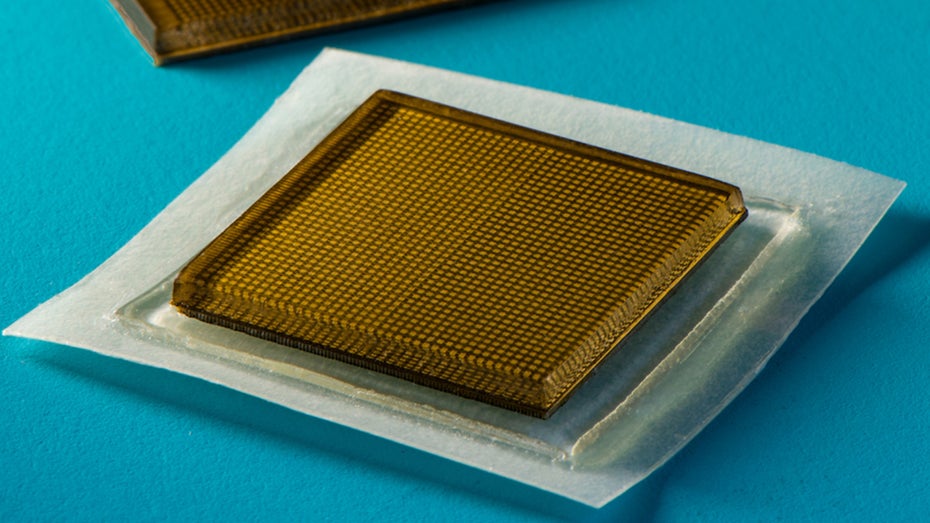 Die kleinen Sticker senden Ultraschallwellen aus. (Foto: MIT / Felice Frankel) Neue Ultraschall-Sticker können innere Organe beobachten