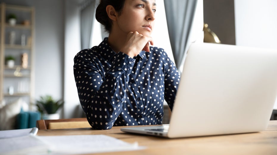 Selbstmitgefühl kann im Arbeitsalltag hilfreich sein. (Bild: fizkes / shutterstock) Selbstmitgefühl – was es ist, was es dir nützt und wie du es ausbaust