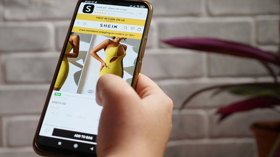 Shein bringt asiatische Sweatshops mit Gen-Z-Konsument:innen zusammen – und hat damit alle überholt. (Foto: Shutterstock/Venn-Photo) 5 Dinge, die du diese Woche wissen musst: Shein und BYD – chinesische Giganten dominieren ihre Märkte