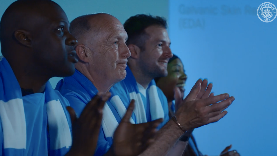 Im Ankündigunsvideo trugen die ersten City-Fans schon den smarten Schal. (Screenshot: Manchester City) Manchester City stellt smarten Schal vor – der tracken soll, was den Fans gefällt