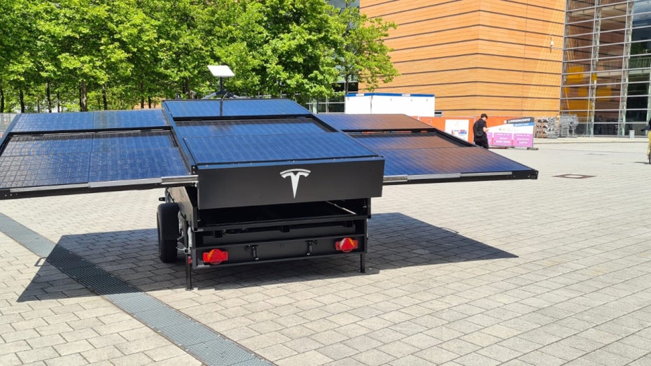 Der Anhänger besitzt ausklappbare Solarzellen und einen Starlink-Empfänger. (Foto: Falk Melzer/driveteslacanada) Tesla zeigt Solaranhänger mit integrierter Starlink-Schüssel in Hannover