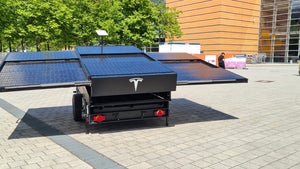 Tesla zeigt Solaranhänger mit integrierter Starlink-Schüssel in Hannover