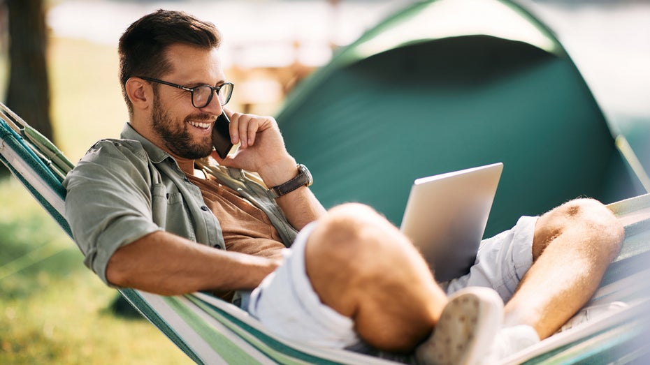 Viele Deutsche sind im Urlaub für Arbeitgeber und Kollegen erreichbar. (Foto: Adobe Stock) Erreichbar im Urlaub: Zu viele Deutsche fühlen sich unter Druck gesetzt