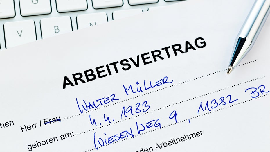 Neue Arbeitsverträge seit 1. August: Das musst du tun – sonst Bußgeld