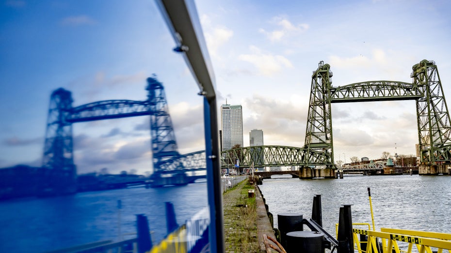 Jeff Bezos hat ein Problem: Rotterdam baut Brücke für Superyacht nicht ab Jeff Bezos hat ein Problem: Rotterdam baut Brücke für Superyacht nicht ab