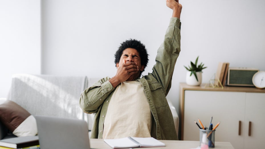 Werbung ist nicht mehr spannend – da muss man schon manchmal gähnen! (Foto: Prostock-Studio/Shutterstock) Mehr als die Hälfte der Deutschen findet Werbung langweilig