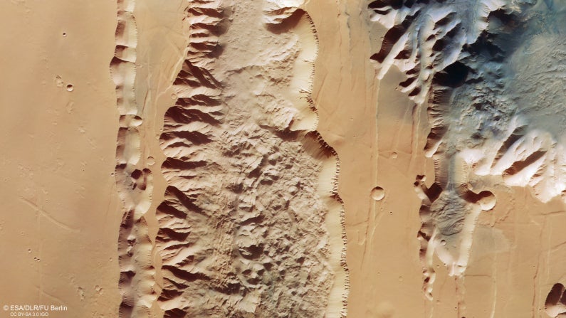 Der Valles Marineris ist über 4.000 Kilometer lang. (Foto: Esa/DLR/FU Berlin) Gigantischer Mars-Canyon: Esa-Orbiter zeigt beeindruckende Bilder
