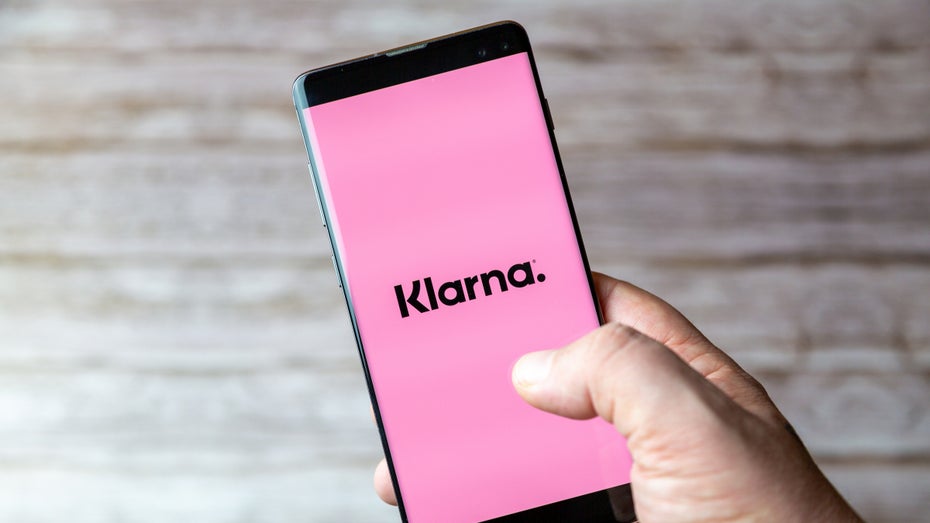 Korrektur von Klarna: Investor:innen haben das Fintech deutlich niedriger bewertet als im Rekordjahr 2021. (Bild: Shutterstock / Gary L Hider) Bewertungseinbruch um 85 Prozent – Klarna ist nicht mehr Europas wertvollstes Startup