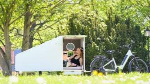 Camper und E-Bike kombiniert: Fahrrad-Wohnwagen aus Deutschland soll Camping grüner machen