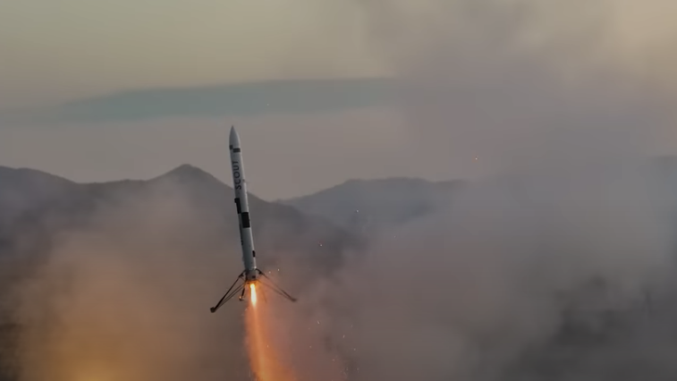 Die Modellrakete kurz vor der Landung. (Screenshot: Youtube) Nach 7 Jahren: Weltraum-Fan schafft es, Modellrakete wie SpaceX-Vorbild zu landen