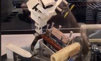 Virales Video: So grandios scheitert ein Roboter beim Hotdog-Zubereiten