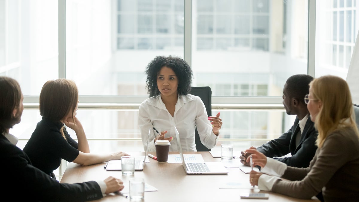 Vielseitige Perspektiven und unterschiedliche Skills führen Unternehmen nachweislich zum Erfolg. (Foto: Fizkes/Shutterstock) Diversität in Unternehmen: Perspektivenvielfalt schafft Innovation