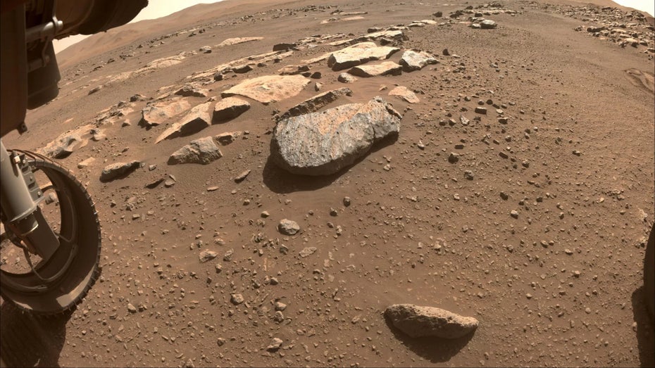 Perserverance untersucht Felsen mit Lasern und anderen Hightech-Werkzeugen. (Bild: Nasa/JPL/Caltech) Mars-Rover: Dieser Stein gibt der Nasa Rätsel auf