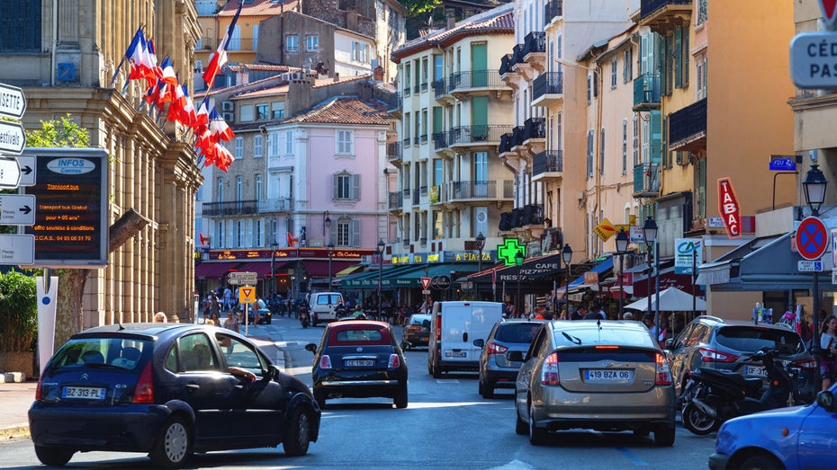 Fahren in Frankreich bald nur noch E-Autos? (Foto: Shutterstock / Alexey Pevnev) E-Autos für alle: Frankreich möchte Leasingplan für 100 Euro im Monat einführen