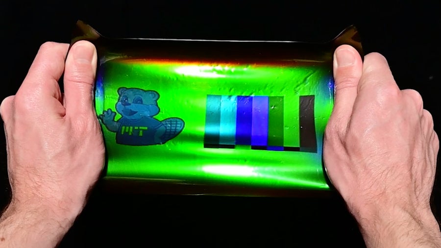 Wird das Material in die Länge gezogen, ändert es die Farbe. (Foto: MIT) Chamäleon-Optik: Dieses Material könnte Wearables und Kleidung revolutionieren