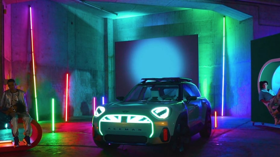 Viele bunte LED beleuchten den Mini Aceman innen und außen. Zusätzlich gibt es einen Projektor. (Screenshot: Youtube/t3n.de) Mini meets Gamescom: Pokémon-Concept-Car enthüllt