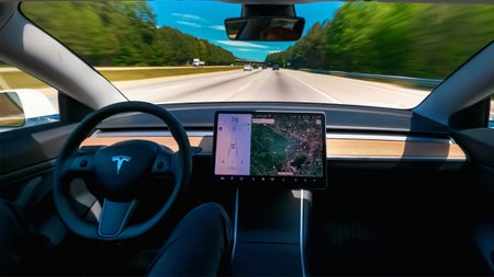 Betrugsvorwürfe gegen Tesla: E-Autobauer drohen 50.000 Euro Strafe pro Tag