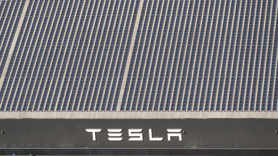 Tesla setzt auch bei den eigenen Fabriken auf Solarenergie. (Foto: Aerovista Luchtfotografie / Shutterstock) Tesla: Neue Solardach-Version wird bei eigenen Mitarbeitern getestet
