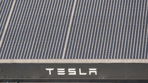 Tesla: Neue Solardach-Version wird bei eigenen Mitarbeitern getestet