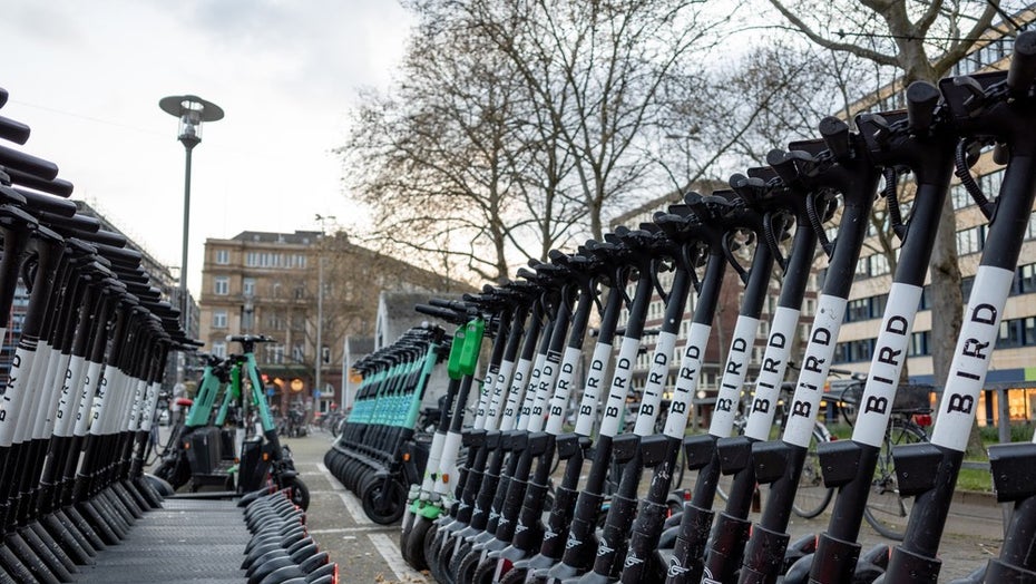 E-Tretroller: Hohe Verluste für Bird im Q2. (Bild: Peeradontax/Shutterstock) Bird mit Megaverlust: E-Tretroller-Anbieter hofft auf erstes Gewinn-Quartal