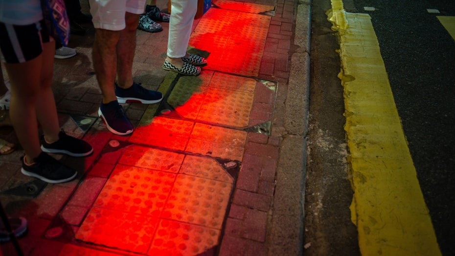Mehr Todesfälle durch Smartphone-Zombies: Hongkong beleuchtet Zebrastreifen rot