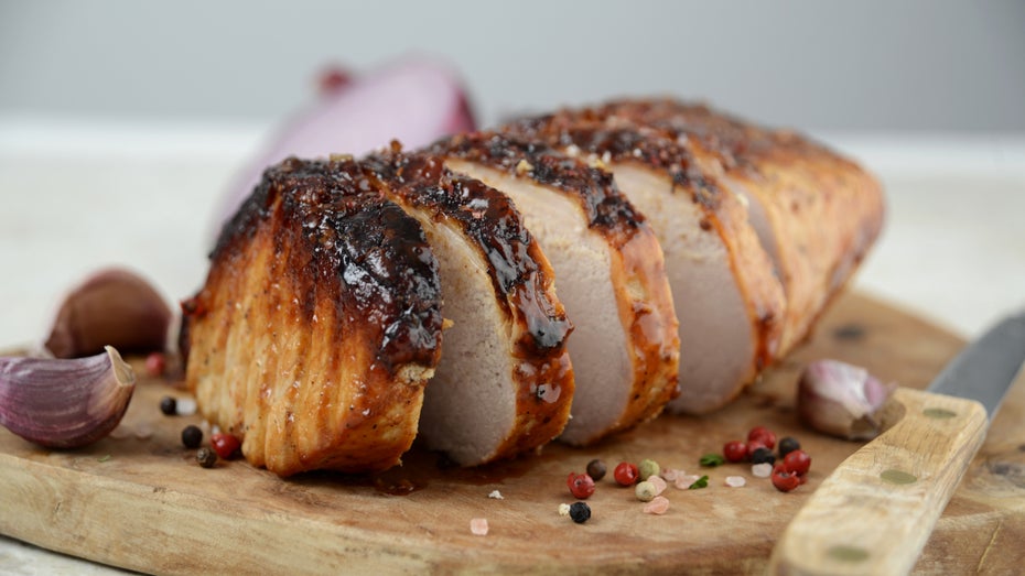 Schweinelende vom Schwein – werden wir das in Zukunft noch essen? (Bild: Shutterstock/Anna Hoychuk) Würdest du sie essen? Startup kreiert erste Schweinelende im Labor