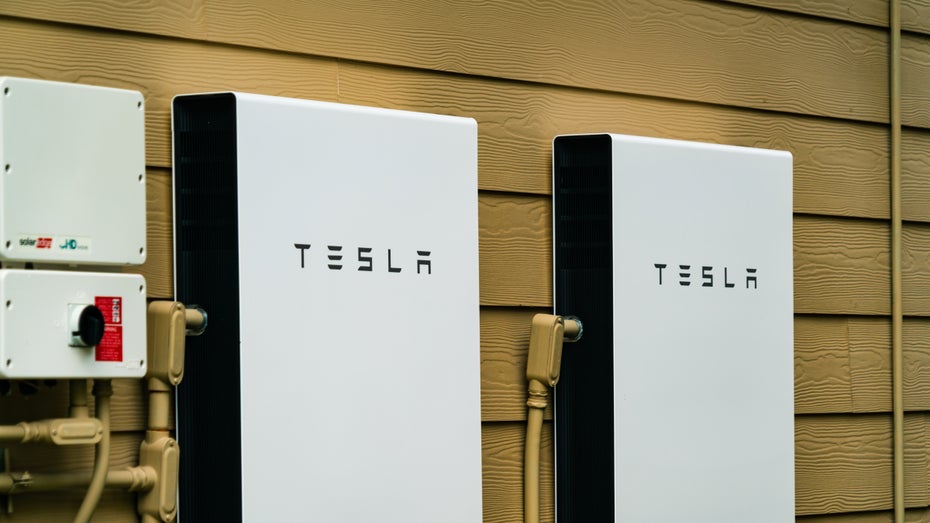 Mit diesen Batterien – wie hier in Texas – erschafft Tesla virtuelle Kraftwerke. (Foto: Shutterstock/Roschetzky Photography) Tesla hat ein Kraftwerk mit mehr als 300 Home Battery Packs geschaffen