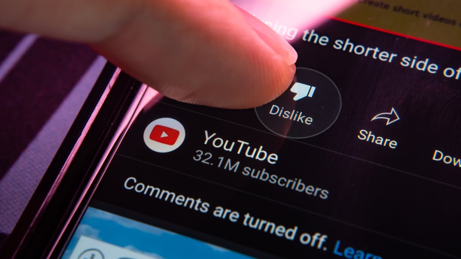 Ende 2021 war Youtubes Dislike-Zähler von der Plattform verschwunden. Mit ein paar Handgriffen kann man die Ergebnisse der Abstimmungen aber wieder sichtbar machen. (Foto: Shutterstock.com / Wachiwit)