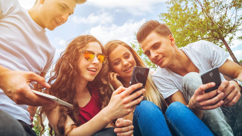 Wo sind Teenager am liebsten online? Eine US-Studie ging der Frage auf den Grund. (Bild: Leszek Glasner / Shutterstock)