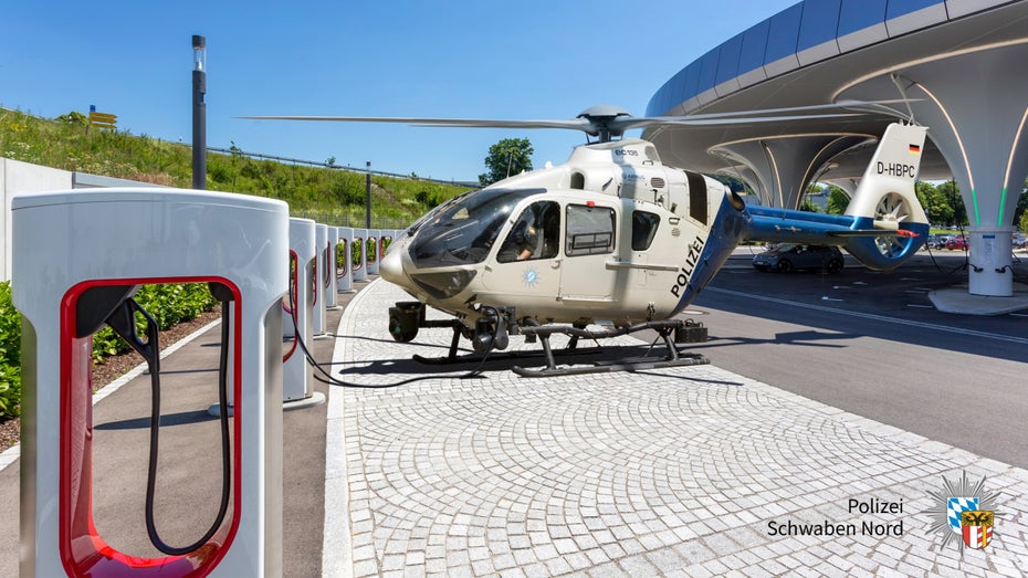 Können an diesem Tesla Supercharger auch Hubschrauber geladen werden?